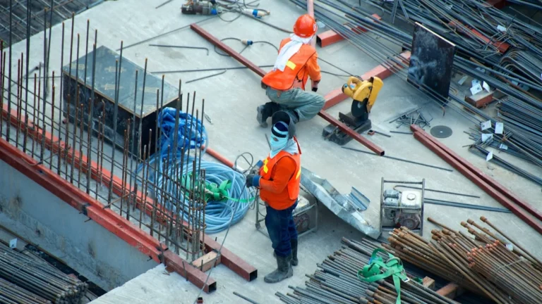 Checklist Perlengkapan Safety Industri: Panduan K3 untuk Konstruksi, Manufaktur, Migas & F&B
